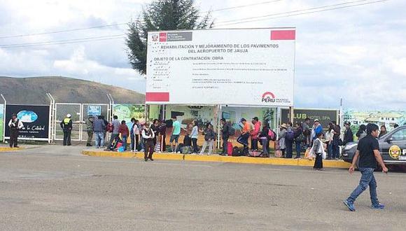 Inmensas colas se forman en el aeropuerto Francisco Carl&eacute;.(Foto: Junior Meza/El Comercio)
