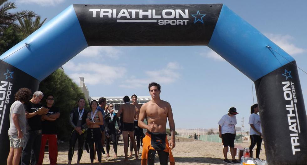 Mauricio Fiol se coronó campeón en la de la “Travesía Bahía de Paracas 6.5km 2016” | Foto: Triathlon Sport
