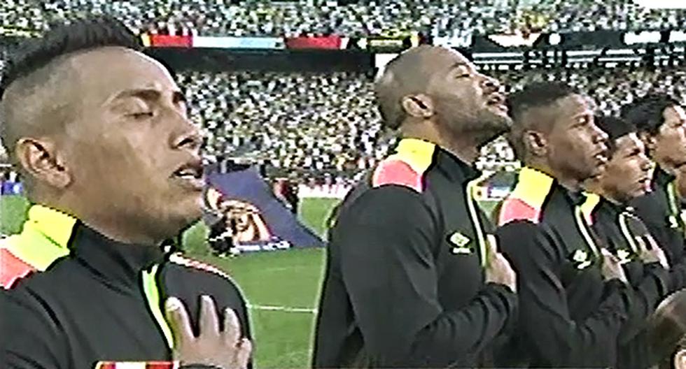 Las sagradas letras de nuestro himno nacional se escucharon con fuerza en el MetLife Stadium de New Jersey, en la previa del partido Perú vs Colombia. (Foto: Captura - América TV)