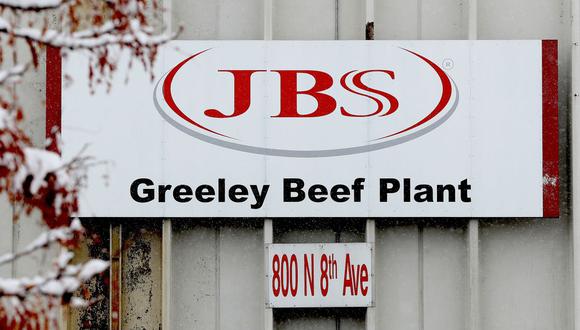 En esta foto de archivo tomada el 16 de abril de 2020, la planta empacadora de carne Greeley JBS se encuentra inactiva en Greeley, Colorado. (Foto de MATTHEW STOCKMAN / GETTY IMAGES NORTH AMERICA / AFP).