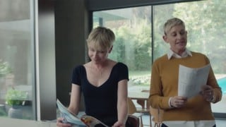 Ellen DeGeneres protagoniza un comercial en el Super Bowl 2020 junto a su esposa