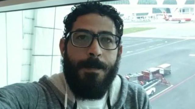 El sirio Hassan al Kontar logró fama internacional tras publicar videos sobre cómo vivía en el aeropuerto de Kuala Lumpur (Malasia). Foto: BBC mundo