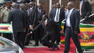Twitter: memes se burlan por caída del presidente de Zimbabue