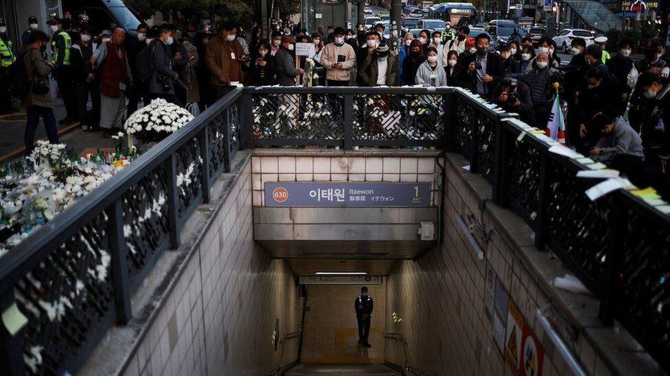 La estación de metro de Itaewon cercana al callejón fue cerrada al público. / REUTERS