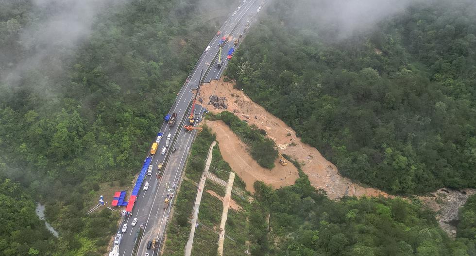 Esta fotografía tomada el 1 de mayo de 2024 muestra una vista aérea de una sección colapsada de una carretera cerca de Meizhou, en la provincia de Guangdong, en el sur de China. (Foto de CNS/CNS/AFP).