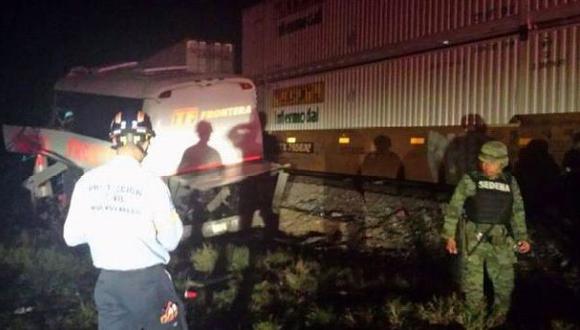 México: choque de tren y autobús deja 16 muertos y 30 heridos