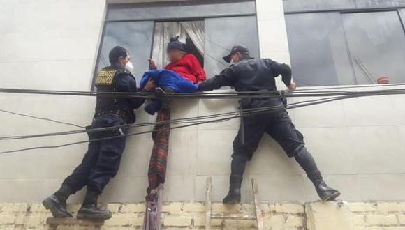 Anciana permaneció varios minutos sentada en el borde de la ventana (Foto: Municipalidad de Huánuco)