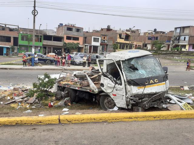 Un camión se despisto esta mañana y chocó contra una mototaxi y un bus de trasnporte público, en Mi Perú. (Foto: Municipalidad de Mi Perú)