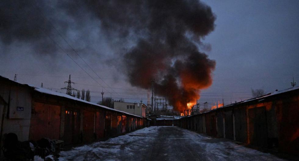 La infraestructura energética arde después de un ataque con drones en Kiev, en medio de la invasión rusa de Ucrania. (Serguéi SUPINSKY / AFP).