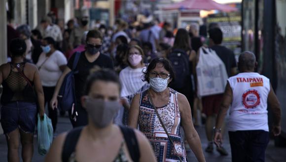 América se mantiene como el continente más golpeado por la pandemia. En la imagen un grupo de personas caminan por las calles de Brasil, país fuertemente golpeado por el coronavirus con 1,8 millones de infecciones.  (Foto: MAURO PIMENTEL / AFP)