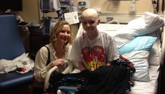 Jennifer Lawrence visitó hospital de niños en Navidad