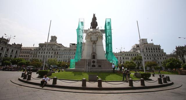 Con miras al bicentenario de la independencia del Perú, Prolima inició el año pasado la recuperación de las 91 monumentos y esculturas del centro histórico de Lima. Actualmente se viene realizando trabajos en los monumentos al Mariscal Ramón Castilla y a Antonio Raimondi (Foto: Hugo Curotto).