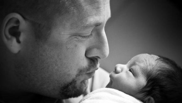 La llegada del primer hijo afecta las hormonas de los hombres