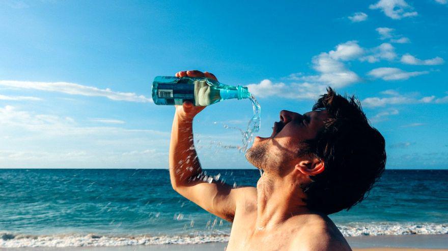 El agua con gas se elabora colocándole dióxido carbónico bajo presión. (Foto: Olichel en Pixabay. Bajo licencia Creative Commons)