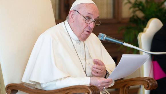 Imagen muestra al papa Francisco sosteniendo una audiencia privada semanal en la biblioteca del palacio apostólico en el Vaticano. (AFP / VATICAN MEDIA).
