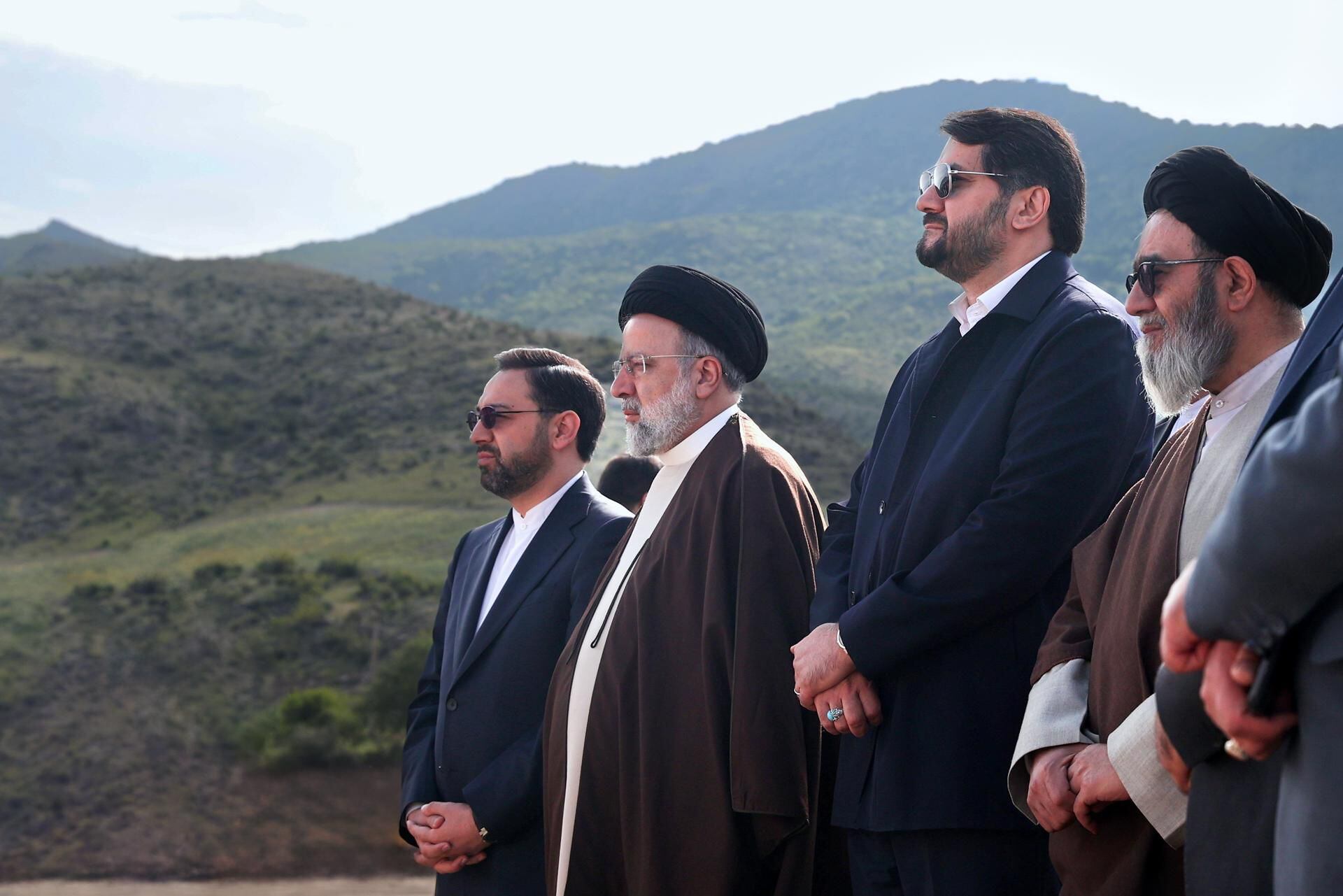 El presidente iraní, Ebrahim Raisi, junto al ministro de Carreteras y Urbanismo, Mehrdad Bazrpash, en el sitio de la presa Qiz-Qalasi construida por Irán y Azerbaiyán en el Río Aras. (EFE).