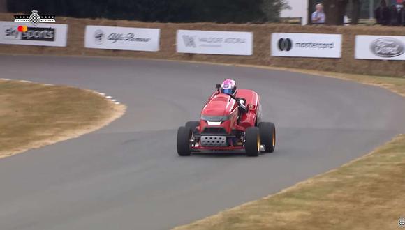Detrás del volante estuvo la experimentada piloto de karts Jess Hawkins, quien será la encargada de romper el récord de 215 km/h. (Youtube)