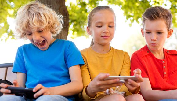 Padres plantean poner límites en el uso de smartphones para niños y adolescentes. (Foto referencial: freepik.es)