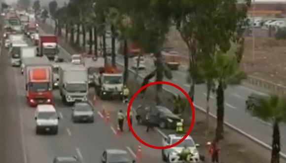 Conductor de un automóvil falleció tluego que su vehículo fuera impactado por un ómnibus. (Foto: Captura/América Noticias)