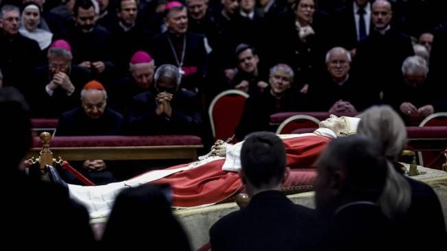 The body of the emeritus pope rested in a burning chamber in the Sistine Chapel.  Photo: EFE