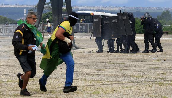 Las fuerzas de seguridad se enfrentan a los partidarios del expresidente brasileño Jair Bolsonaro cuando invaden el Palacio Presidencial de Planalto en Brasilia el 8 de enero de 2023. (Foto: Sergio Lima / AFP)