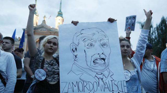 Este grupo colgó en su cuenta de Twitter imágenes de las concentraciones en distintas ciudades polacas y europeas.   (Foto: Reuters)