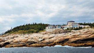 ¿Imaginas vivir entre el mar y las montañas? Esta casa es ideal