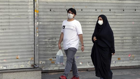 En Irán, las mujeres están obligadas a cubrirse el pelo, y la policía de la moral les prohíbe llevar abrigos por encima de las rodillas. Foto: AFP
