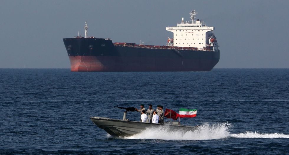 Cinco buques iraníes llevan gasolina a Venezuela. Su ruta es por el Caribe. (Foto referencial, ATTA KENARE / AFP).