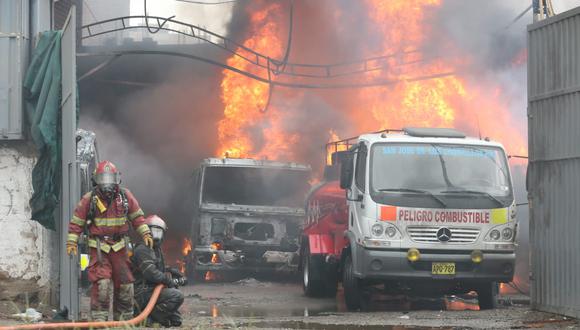 Incendio ocurre en el cruce de las avenidas Independencia y Santa Rosa, en San Martín de Porres (Foto: Manuel Melgar).