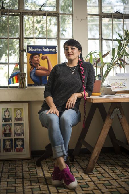 Sheila Alvarado (1979) nació en Lima y estudió en la Escuela Nacional de Bellas Artes. Ha escrito e ilustrado ocho libros que han transitado por la literatura infantil y la poesía. También canta.