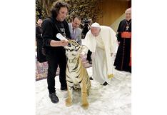 Papa Francisco acaricia a un tigre y se lleva tremendo susto