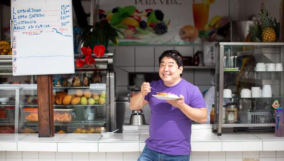 Mitsuharu Tsumura es un hombre de gustos definidos, honestos. En la foto, el cocinero prueba su plato favorito de siempre: pollo al horno con arroz y ensalada rusa, en una barra del Mercado de Productores de San Isidro. (Foto: Karen Zárate)