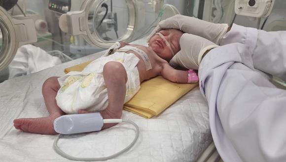 La bebé palestina Sabreen Jouda, que nació prematuramente en una cesárea de emergencia luego de que su madre murió en un ataque israelí junto con su esposo y su hija, se encuentra en una incubadora en el Hospital Emiratí el domingo 21 de abril de 2024, en Rafah, en el sur de la Franja de Gaza. (AP Foto/Mohammad Jahjouh)