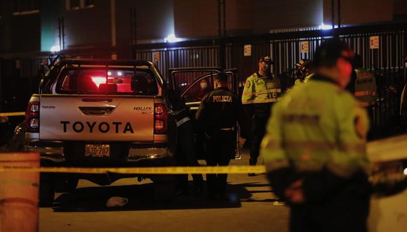 Dos sujetos descendieron de un auto y encañonaron al agraviado y a su acompañante. Plan cerco activado por la Policía permitió frustrar el robo del vehículo, pero delincuentes huyeron. (Foto: El Comercio)