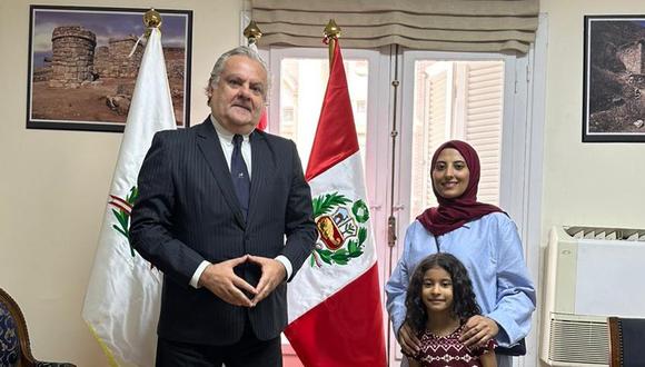 El embajador Betancourt junto a Nessma Alasttal y su hija, Wattan, en la sede diplomática del Perú en El Cairo.