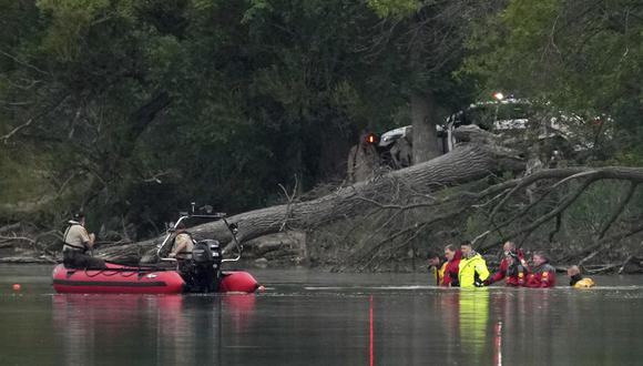 Equipos con trajes especiales del condado de Ramsey buscan los cuerpos de una madre y sus tres hijos en el lago Vadnais, en Minnesota, el sábado 2 de julio de 2022. (Anthony Souffle/Star Tribune vía AP).