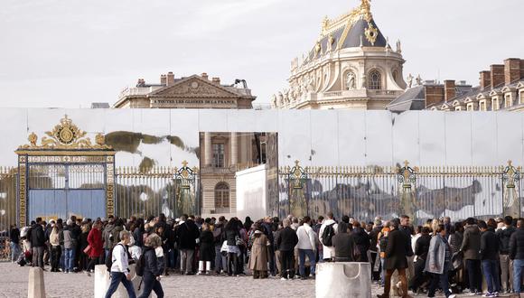 - Los visitantes hacen cola para entrar al castillo de Versalles después de que fue evacuado debido a una alerta de bomba en Versalles, en las afueras de París, Francia, 17 de octubre de 2023. EFE/EPA/YOAN VALAT