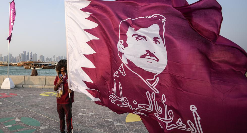La bandera de Qatar flamea con la imagen del emir Tamim bin Hamad Al Thani, el líder del pequeño país del Golfo que ha establecido relaciones estratégicas en su política exterior. (AP Photo/Martin Meissner)