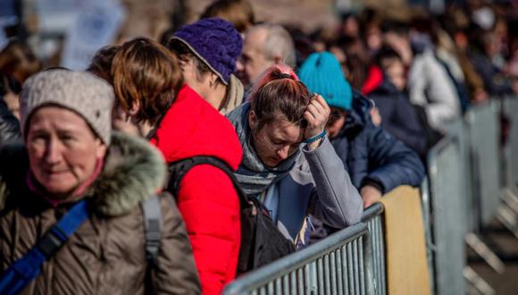 Los ucranianos desplazados esperan en fila en el cruce fronterizo de Medyka en Medyka, Polonia.