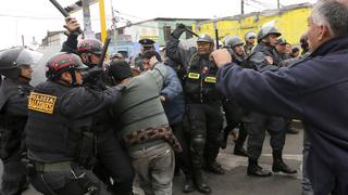 Fotos: policías y manifestantes se enfrentan en corredor azul