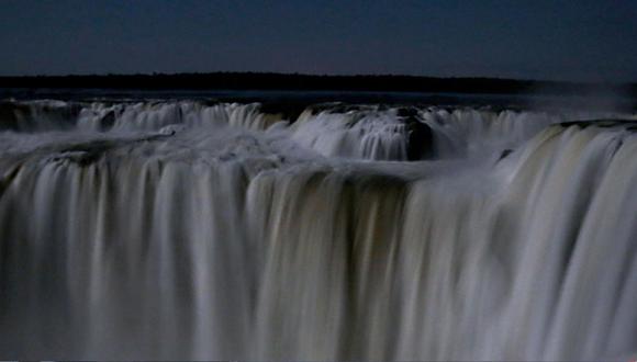 Aunque las visitas diurnas son las más populares, existe un recorrido mágico para conocer las Cataratas de Iguazú bajo la luz de la luna llena. (Foto: Iguazú Argentina)