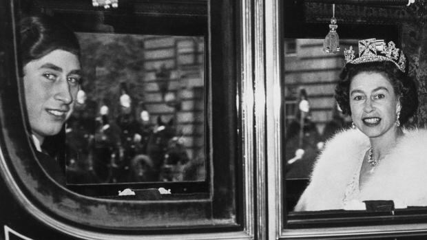 La reina y Carlos, el heredero en su adolescencia. (GETTY IMAGES).