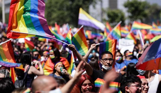 Miles de personas participan hoy en la Marcha del Orgullo en apoyo a la comunidad LGTBI del país, por las calles de Santiago (Chile). (Foto: EFE/Alberto Valdés)