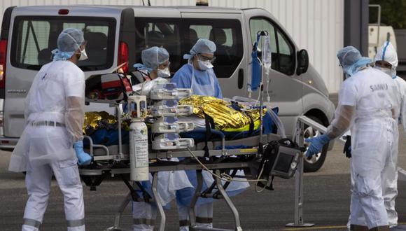 El personal médico del hospital carga a los pacientes con enfermedad Covid-19 en un avión para ser evacuados en el aeropuerto de Avignon, Francia. (Foto: EFE / EPA / GUILLAUME HORCAJUELO).
