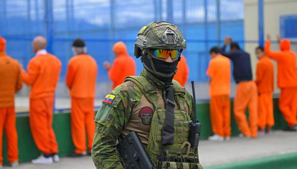 Un miembro del Ejército es visto durante un recorrido con la prensa en el penal de Cotopaxi, en Latacunga, Ecuador, el 22 de febrero de 2024. (Foto de Rodrigo Buendia / AFP).