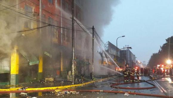 El incendio en la galería Nicolini, cerca a Las Malvinas, está demandando más de 20 horas se labor de los bomberos. (Foto: El Comercio)