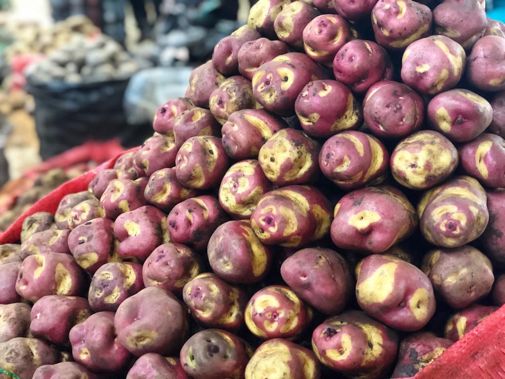El 30 de mayo se celebra el Día Nacional de la Papa. En la foto la llamada "papa peruanita" en el Gran Mercado Mayorista de Lima.