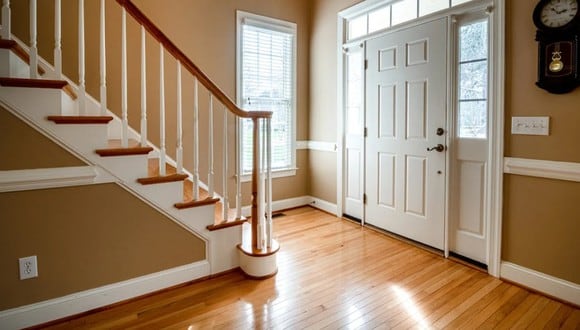 En la imagen se observa una escalera dando a la puerta principal de la casa. | Imagen referencial: Curtis Adams / Pexels