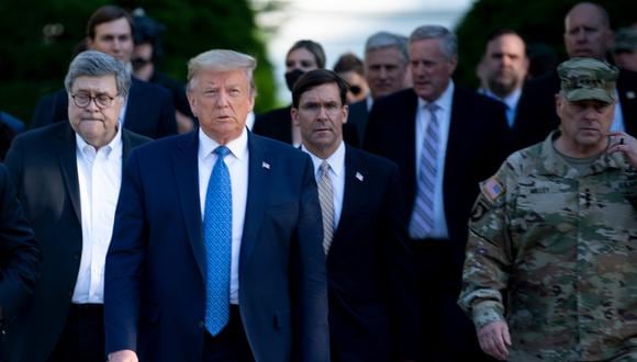 Donald Trump camina con el general William Barr (izquierda), el secretario de Defensa, Mark T. Esper (centro) y el general Mark A. Milley (derecha) en la Casa Blanca. (Foto: AFP)